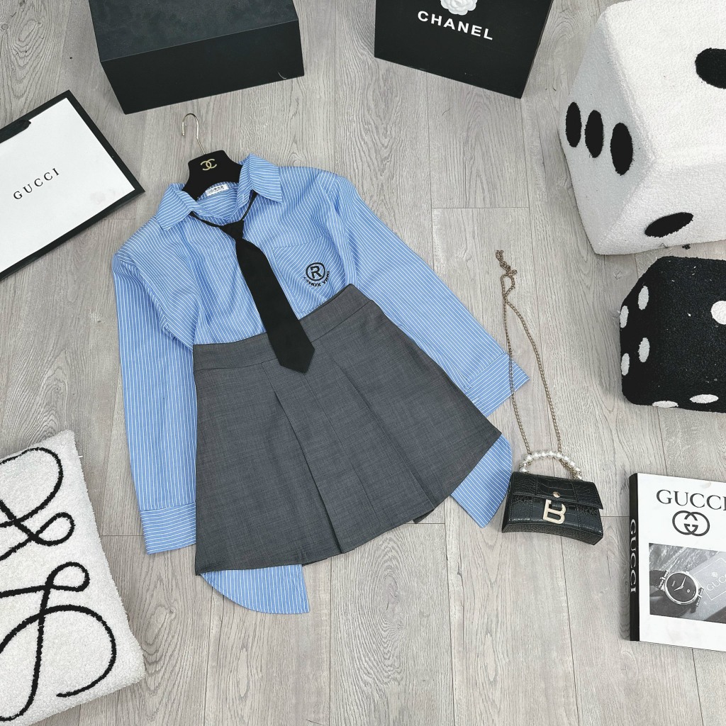 SET SƠ MI XANH KẺ THÊU LOGO NGỰC MIX CHÂN VÁY XÒE XÁM PHỐI CÀ VẠT ĐEN