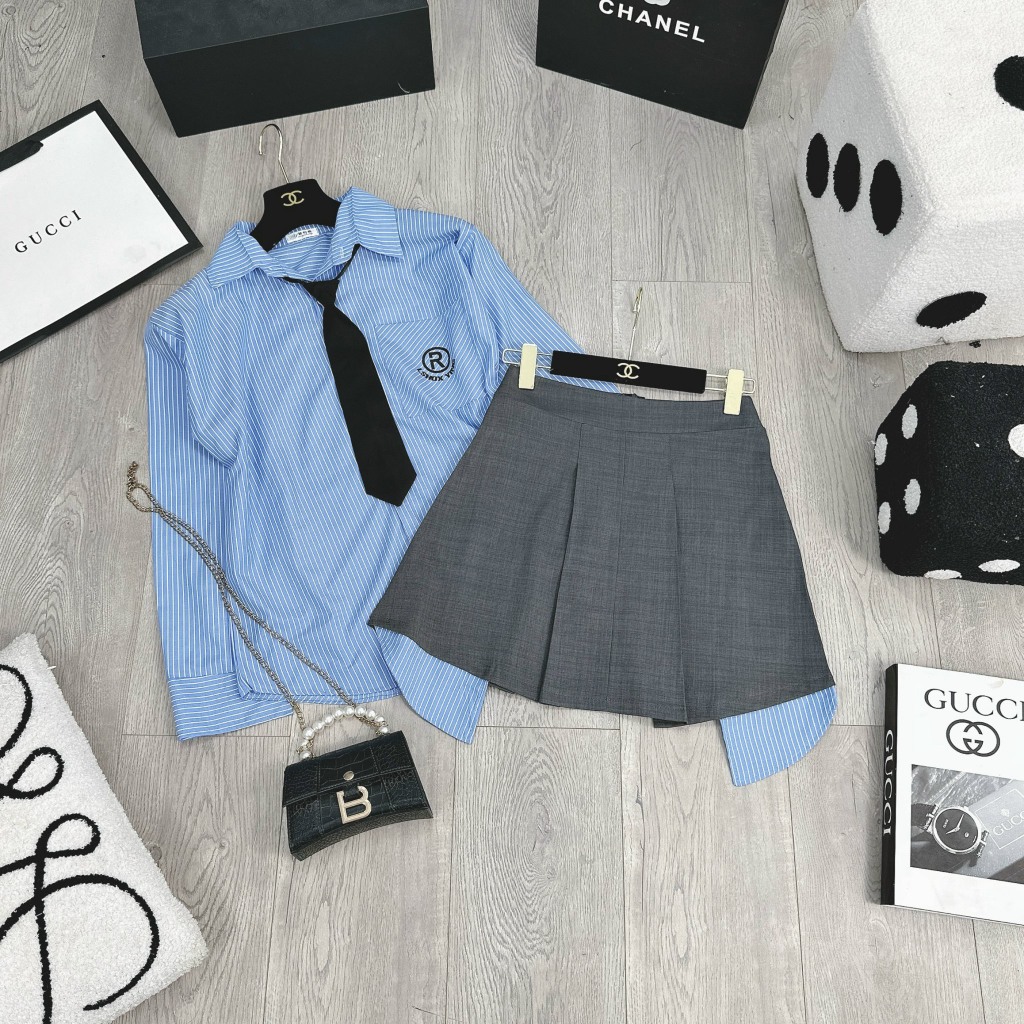 SET SƠ MI XANH KẺ THÊU LOGO NGỰC MIX CHÂN VÁY XÒE XÁM PHỐI CÀ VẠT ĐEN