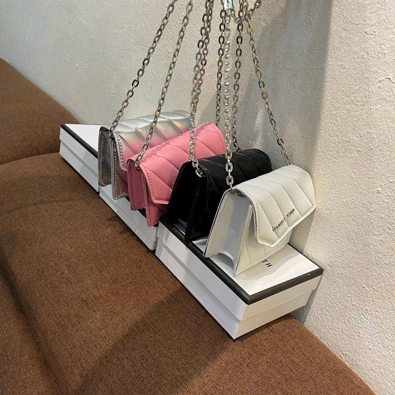 VÍ MINI BẢN 4 MÀU LOGO MÁC CHỮ NỔI VÂN SỌC NẮP CHÉO CÓ DÂY ĐEO CHÉO SIÊU XINH
