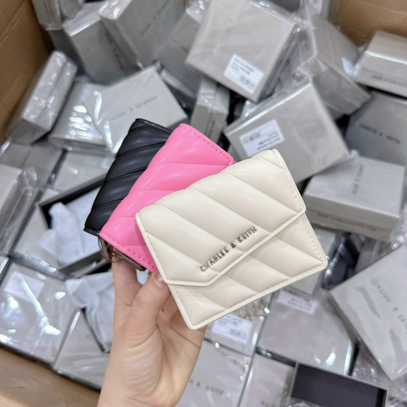 VÍ MINI BẢN 4 MÀU LOGO MÁC CHỮ NỔI VÂN SỌC NẮP CHÉO CÓ DÂY ĐEO CHÉO SIÊU XINH