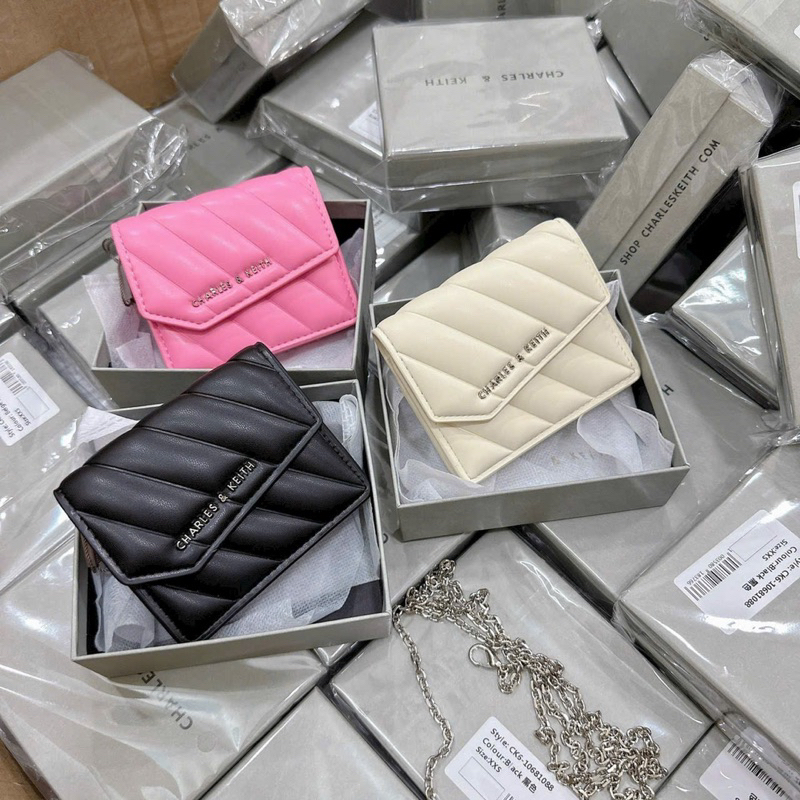 VÍ MINI BẢN 4 MÀU LOGO MÁC CHỮ NỔI VÂN SỌC NẮP CHÉO CÓ DÂY ĐEO CHÉO SIÊU XINH