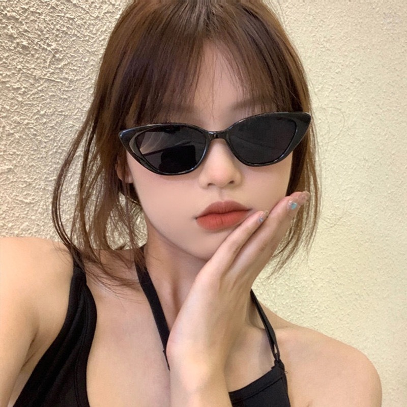 Kr05 kính mắt mèo bầu đen trắng