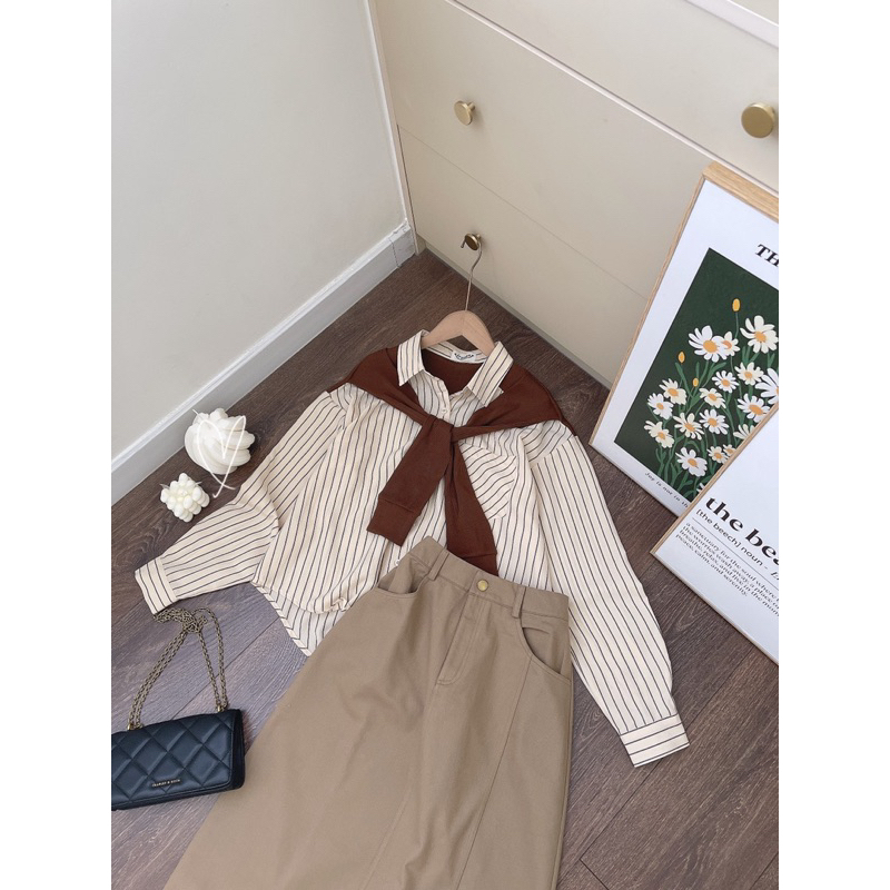 SÉT CHÂN VÁY KAKI ÁO SMI SỌC PHỐI CHOÀNG GÂN