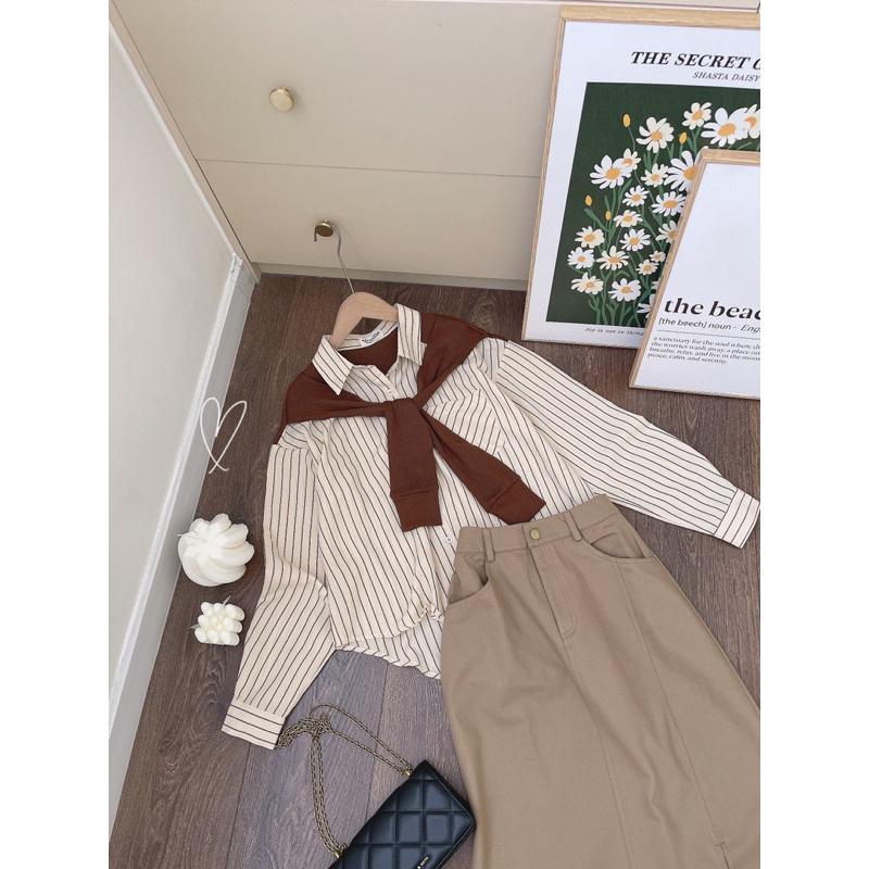SÉT CHÂN VÁY KAKI ÁO SMI SỌC PHỐI CHOÀNG GÂN