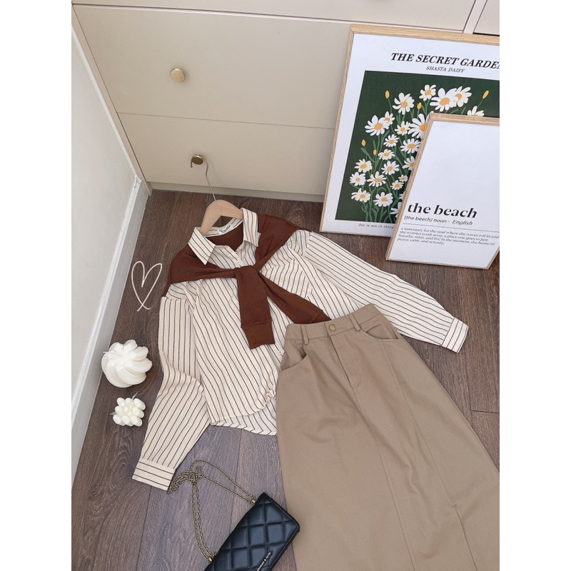 SÉT CHÂN VÁY KAKI ÁO SMI SỌC PHỐI CHOÀNG GÂN