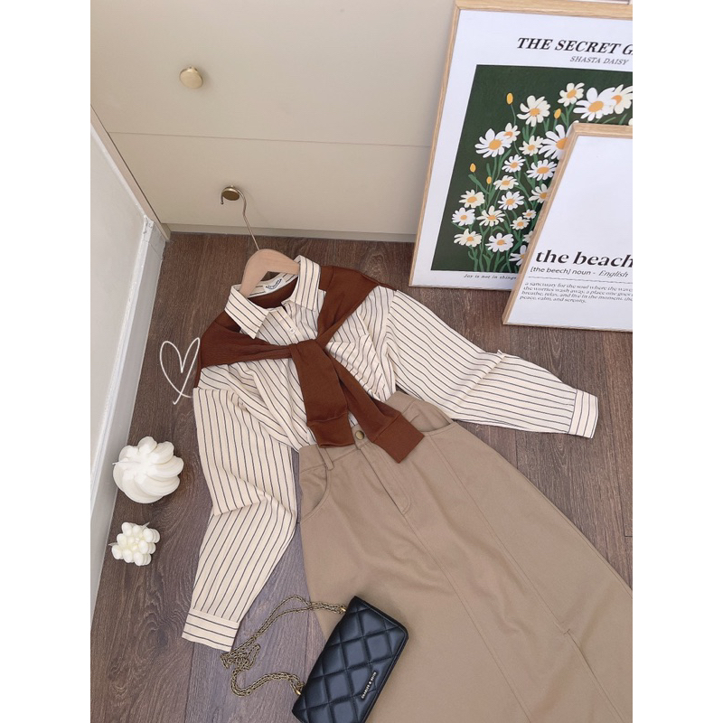 SÉT CHÂN VÁY KAKI ÁO SMI SỌC PHỐI CHOÀNG GÂN