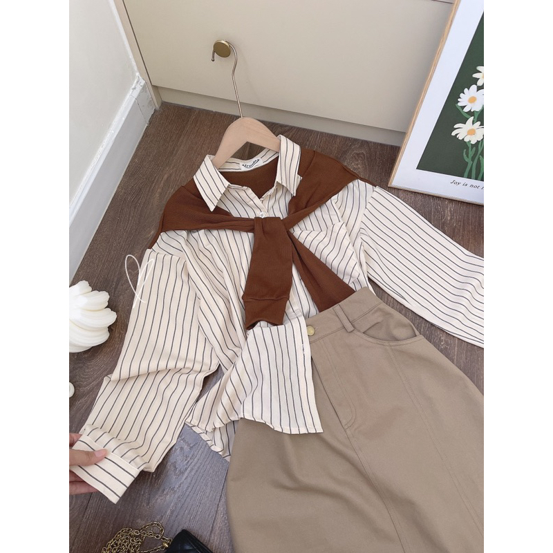 SÉT CHÂN VÁY KAKI ÁO SMI SỌC PHỐI CHOÀNG GÂN