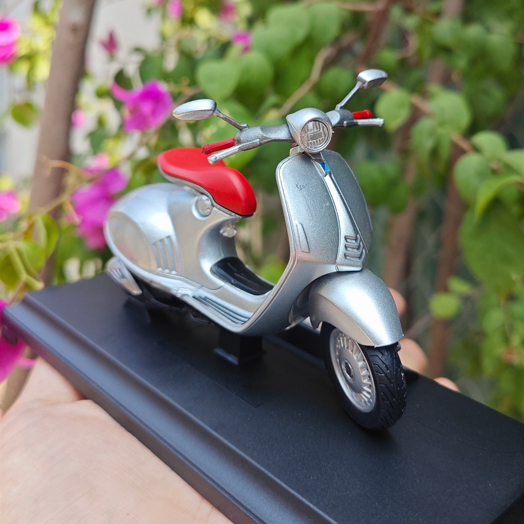 Mô hình xe trưng bày xe máy Vespa 946 tỉ lệ 1:18 hãng Maisto