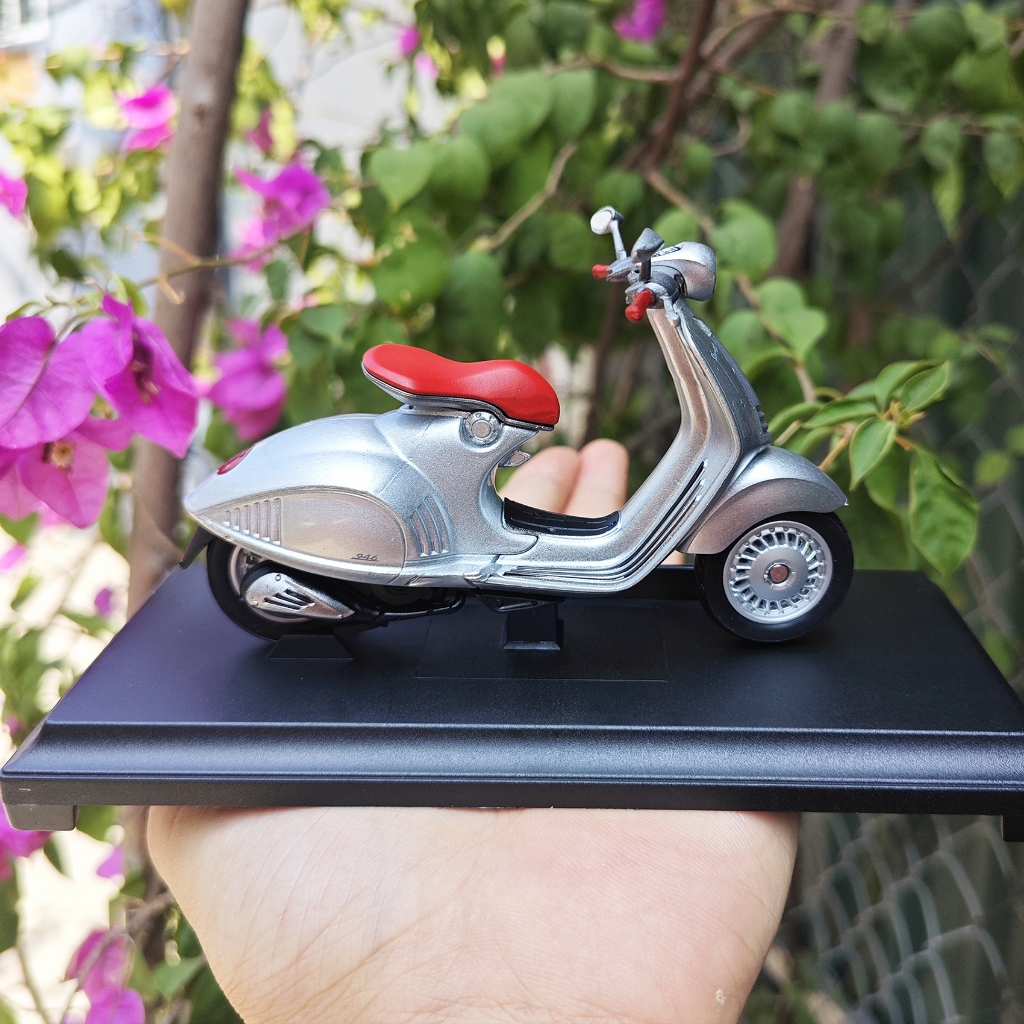 Mô hình xe trưng bày xe máy Vespa 946 tỉ lệ 1:18 hãng Maisto
