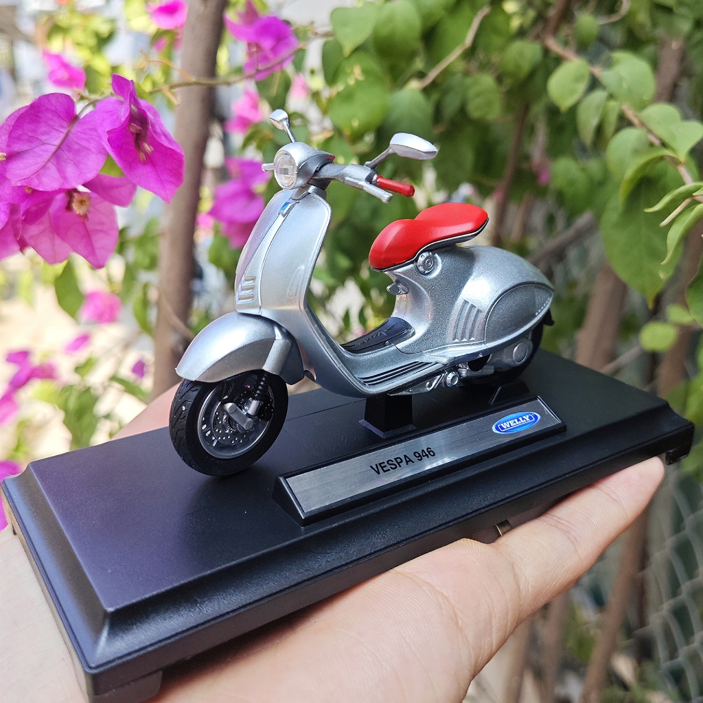 Mô hình xe trưng bày xe máy Vespa 946 tỉ lệ 1:18 hãng Maisto