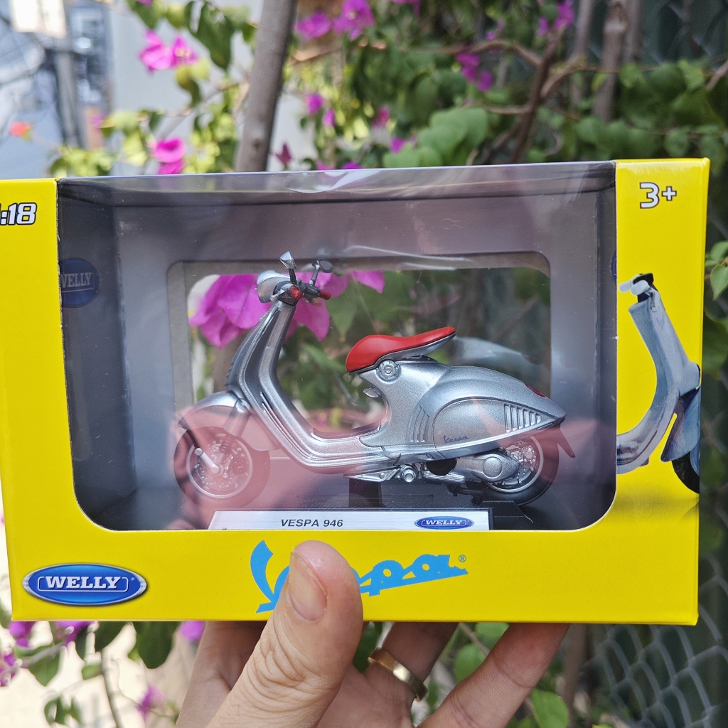 Mô hình xe trưng bày xe máy Vespa 946 tỉ lệ 1:18 hãng Maisto