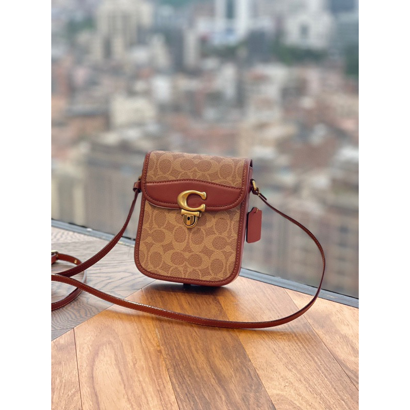 Túi đeo chéo Coach Tall Studio dáng phone