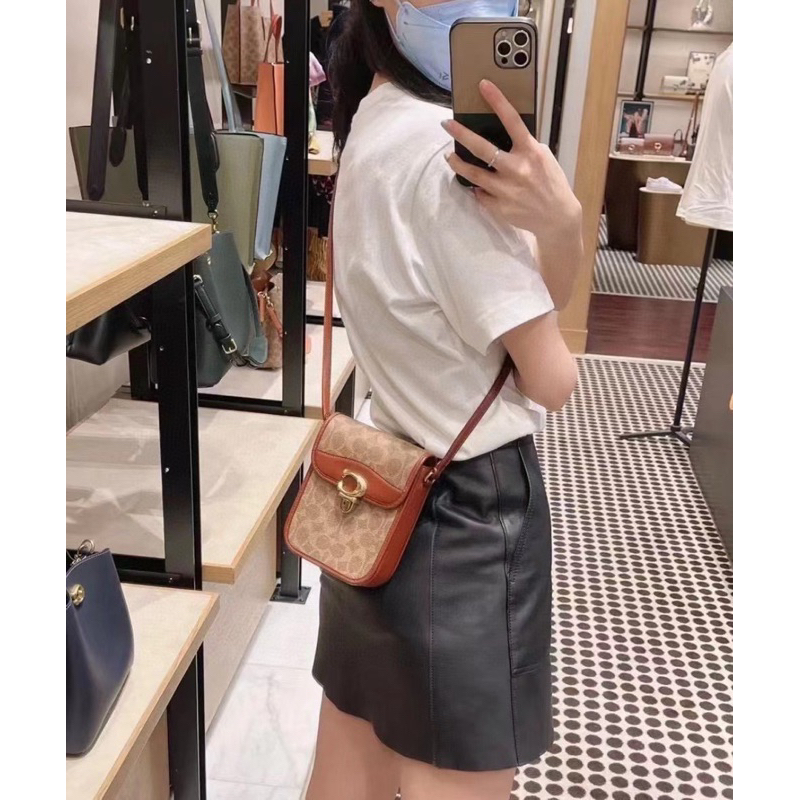 Túi đeo chéo Coach Tall Studio dáng phone