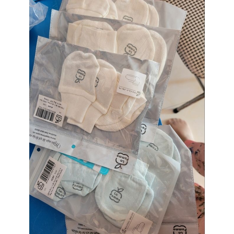 Sale: sét 1 đôi bao tay+ chân Lapome