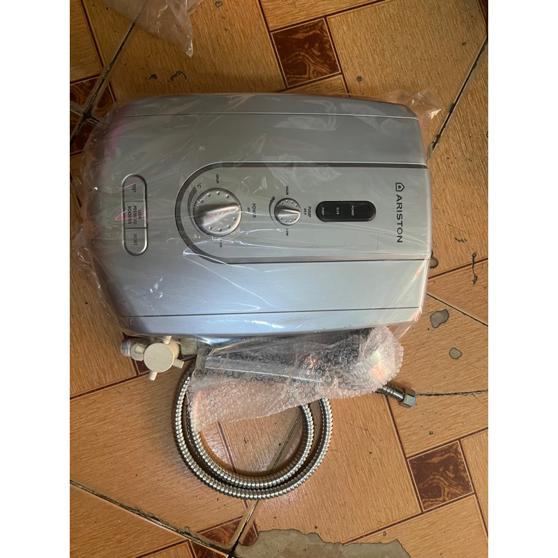 Máy tắm nước nóng trực tiếp có bơm trợ lực Ariston be-4522ep