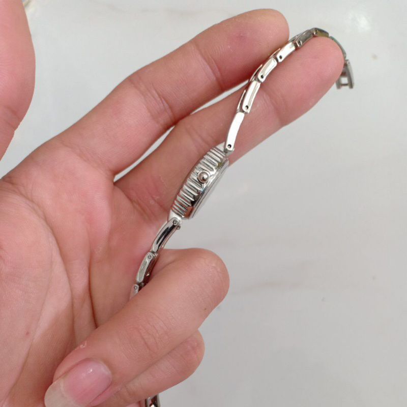 Đồng hồ si nữ hiệu SARA màu bạc mặt hình bông hoa độ mới cao 97%