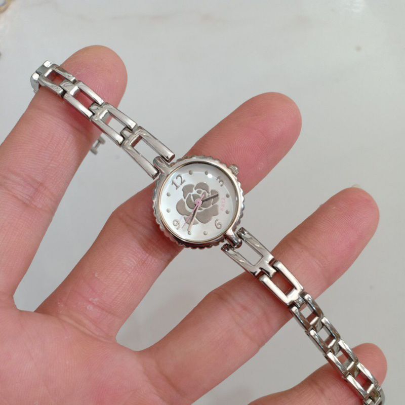 Đồng hồ si nữ hiệu SARA màu bạc mặt hình bông hoa độ mới cao 97%
