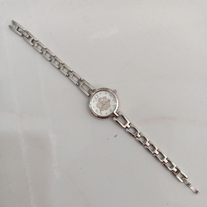 Đồng hồ si nữ hiệu SARA màu bạc mặt hình bông hoa độ mới cao 97%