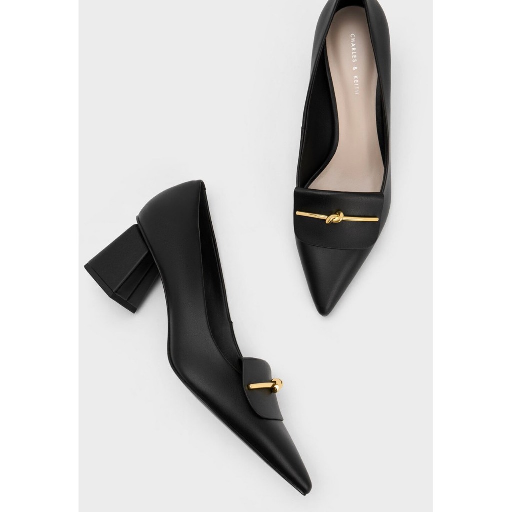 Giày cao gót bít mũi CK Knotted Metallic Accent 5 phân fullbox Fom lớn lùi nữa size