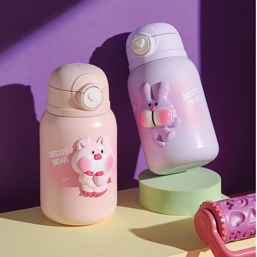 NEW ARRIVAL - Bình giữ nhiệt cho Bé Beddybear - Dung tích 530 ml - 3 nắp thay thế - họa tiết dập nổi 3D - Túi đeo da