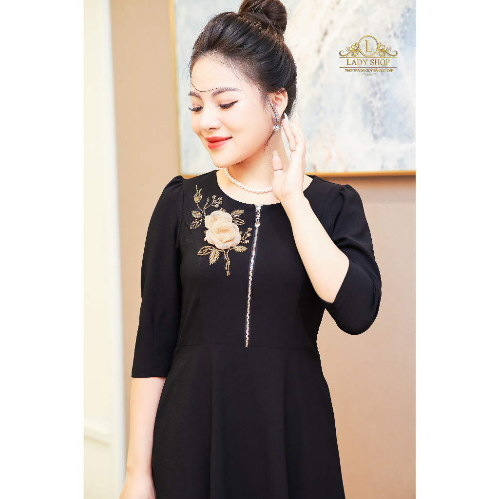 Đầm xước hàn cổ tròn khóa ngực kết hoa Ladyshop thời trang trung niên cao cấp T218