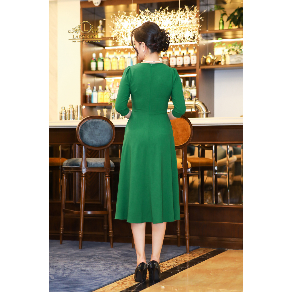 Đầm xước hàn cổ tròn khóa ngực kết hoa Ladyshop thời trang trung niên cao cấp T218