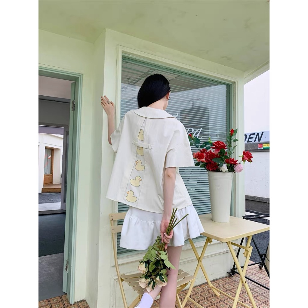Áo sơ mi form rộng tay ngắn hoạ tiết hình chú vịt phong cách Hàn Quốc