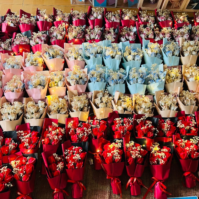 Bó hoa sáp kèm đèn led,thiệp và túi siêu xinh tặng mẹ, tặng bạn gái,tặng thầy cô 20/10,20/11,8/3