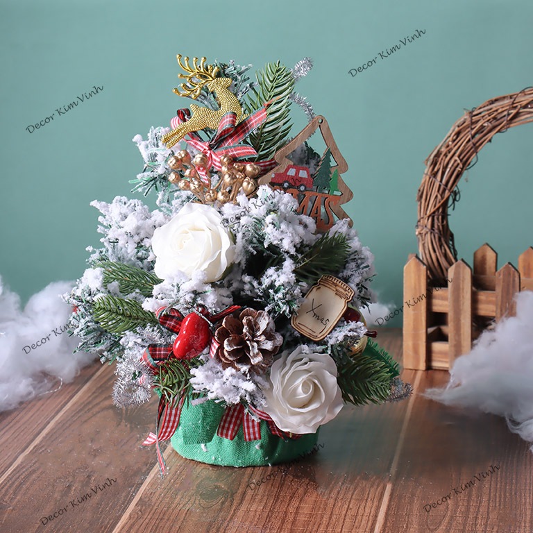 Cây Thông Nhí 25cm TTT05 Hoa Hồng Trang Trí Noel Giáng Sinh Kèm Đèn