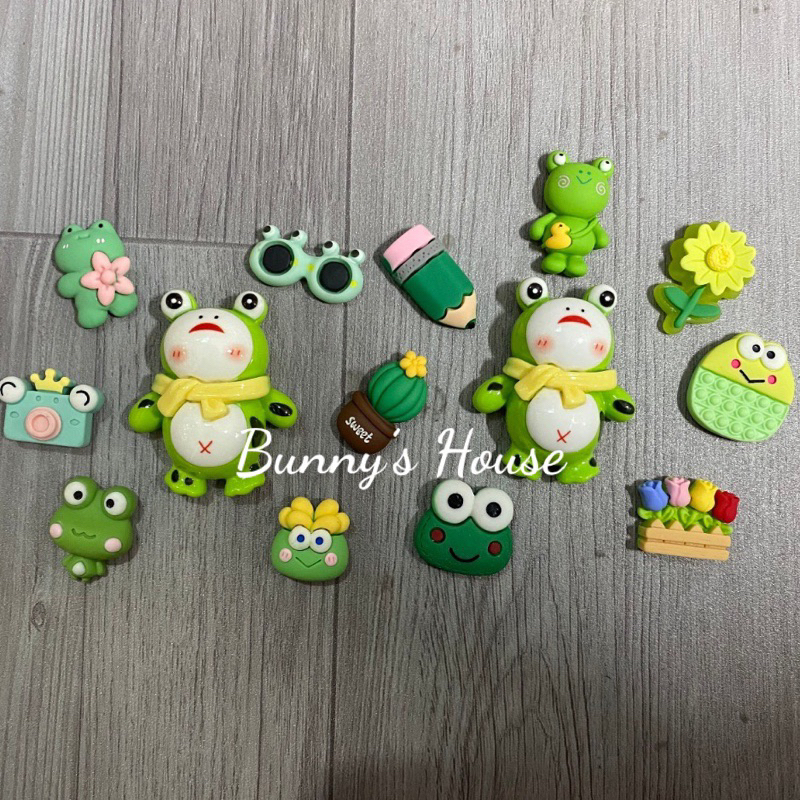 STICKER / JIBITZ/ SET CHARM ẾCH XANH TRANG TRÍ DÉP SỤC