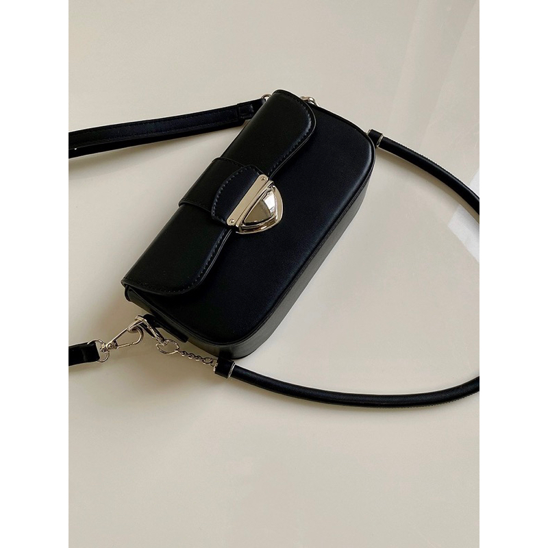 Túi kẹp nách form cứng khóa hình tam giác kèm dây đeo chéo phong cách Hàn Quốc 16102302