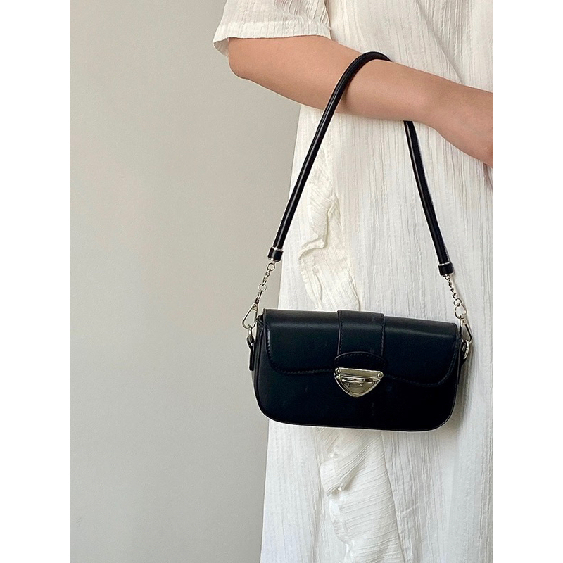 Túi kẹp nách form cứng khóa hình tam giác kèm dây đeo chéo phong cách Hàn Quốc 16102302