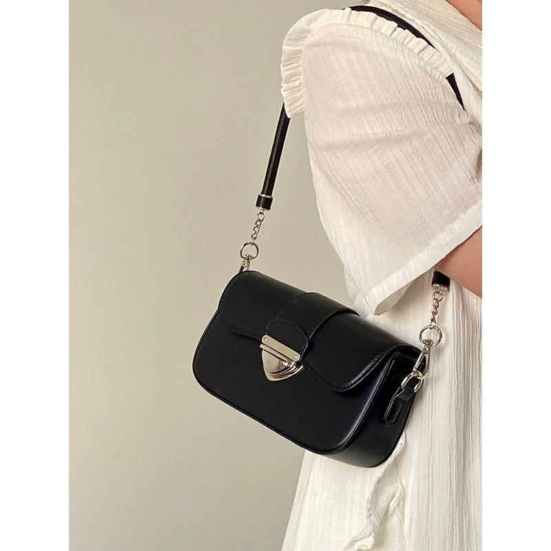 Túi kẹp nách form cứng khóa hình tam giác kèm dây đeo chéo phong cách Hàn Quốc 16102302