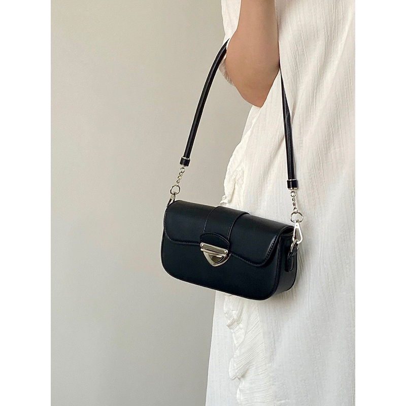 Túi kẹp nách form cứng khóa hình tam giác kèm dây đeo chéo phong cách Hàn Quốc 16102302