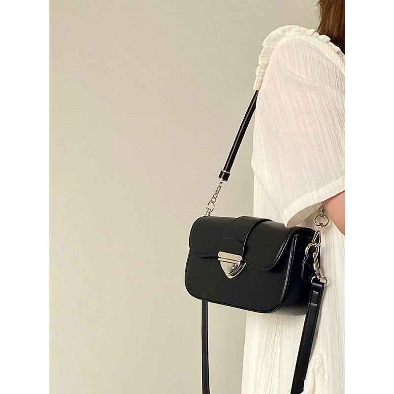 Túi kẹp nách form cứng khóa hình tam giác kèm dây đeo chéo phong cách Hàn Quốc 16102302