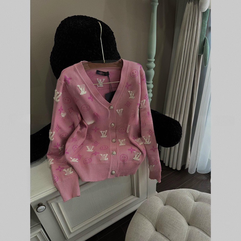 Áo Khoác Cardigan Len Màu Hồng Thêu Chữ LVV Mới Nhất