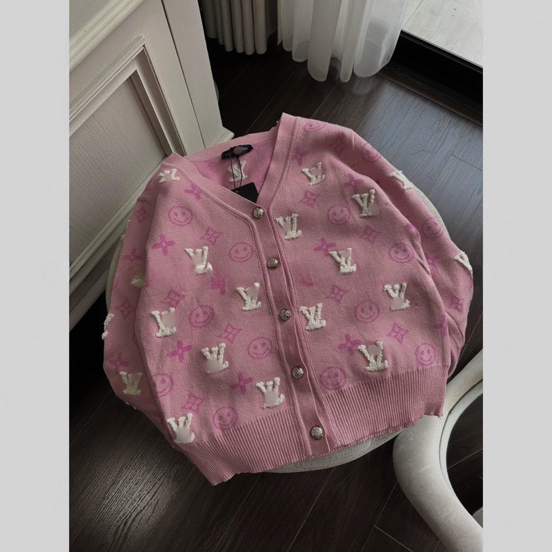 Áo Khoác Cardigan Len Màu Hồng Thêu Chữ LVV Mới Nhất