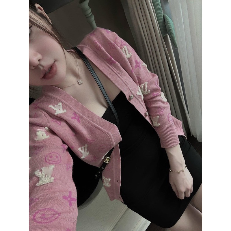 Áo Khoác Cardigan Len Màu Hồng Thêu Chữ LVV Mới Nhất