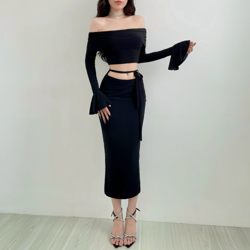 Set trễ vai áo tay loa chân váy cạp thấp xẻ tà