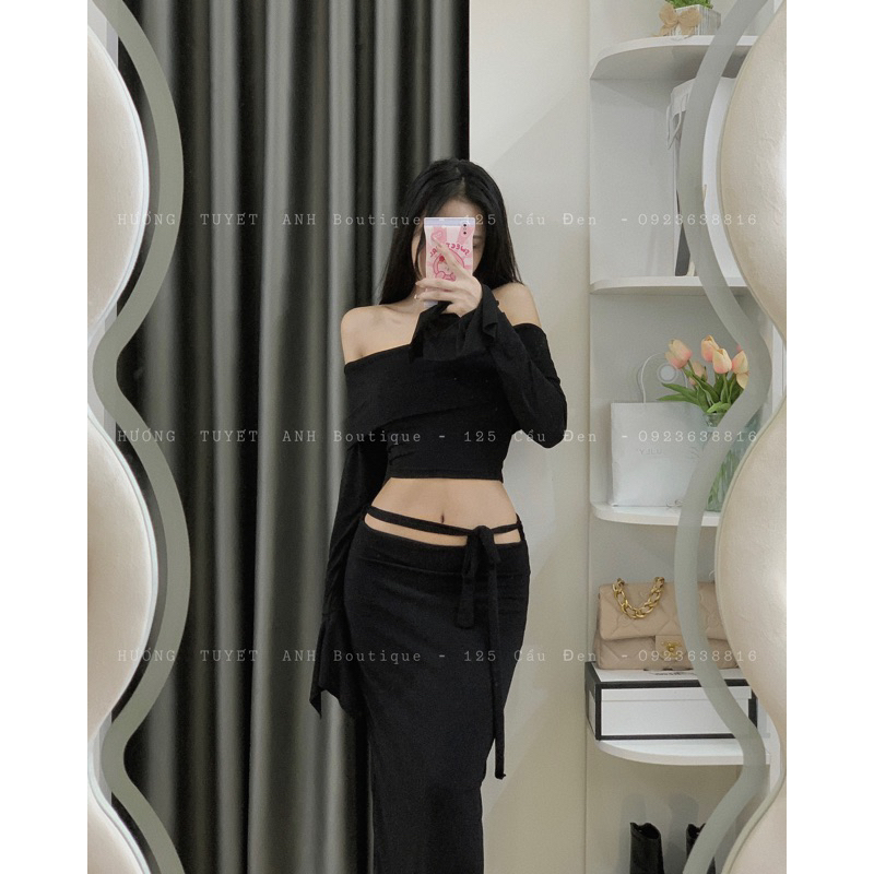 Set trễ vai áo tay loa chân váy cạp thấp xẻ tà