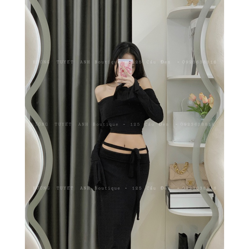 Set trễ vai áo tay loa chân váy cạp thấp xẻ tà