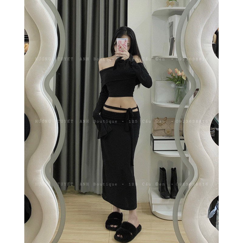 Set trễ vai áo tay loa chân váy cạp thấp xẻ tà