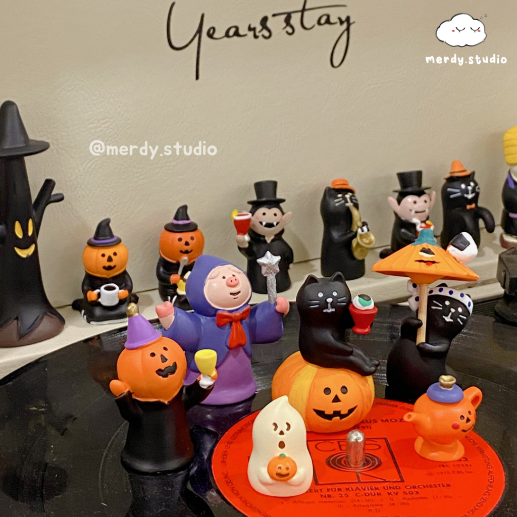 Mô hình mèo Meo Halloween trang trí bàn học