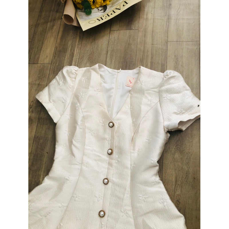 Váy lép size M mới tinh tươm , chị hàng xóm nhờ đăng giúp size M nhé