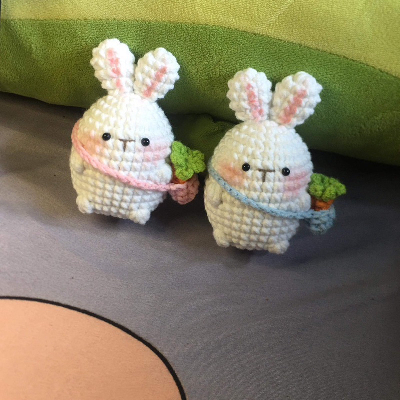 Móc khoá thỏ con đeo túi cà rốt siêu cute bằng len handmade 🐰