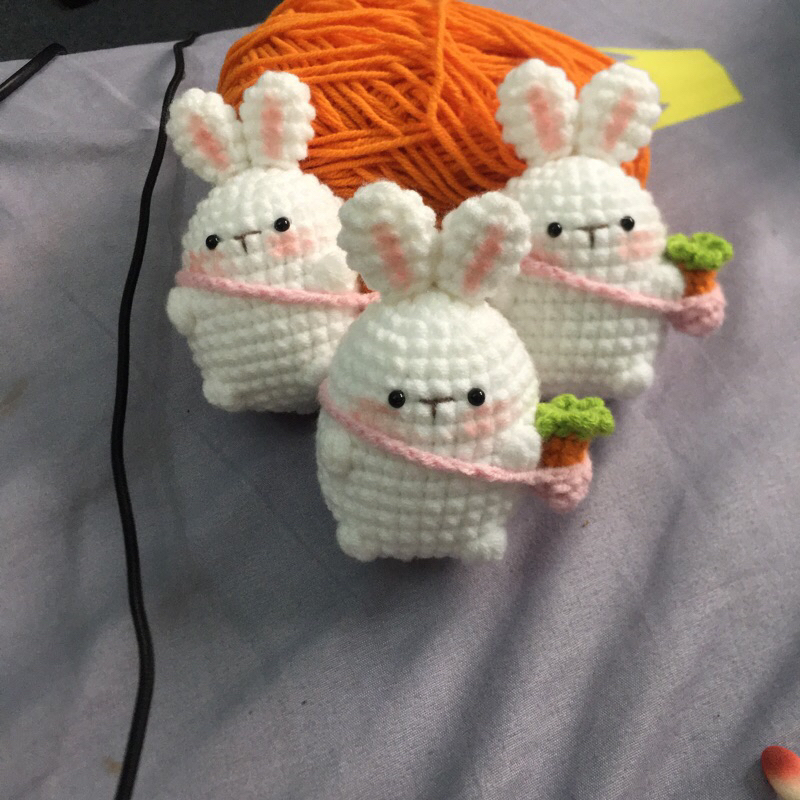 Móc khoá thỏ con đeo túi cà rốt siêu cute bằng len handmade 🐰
