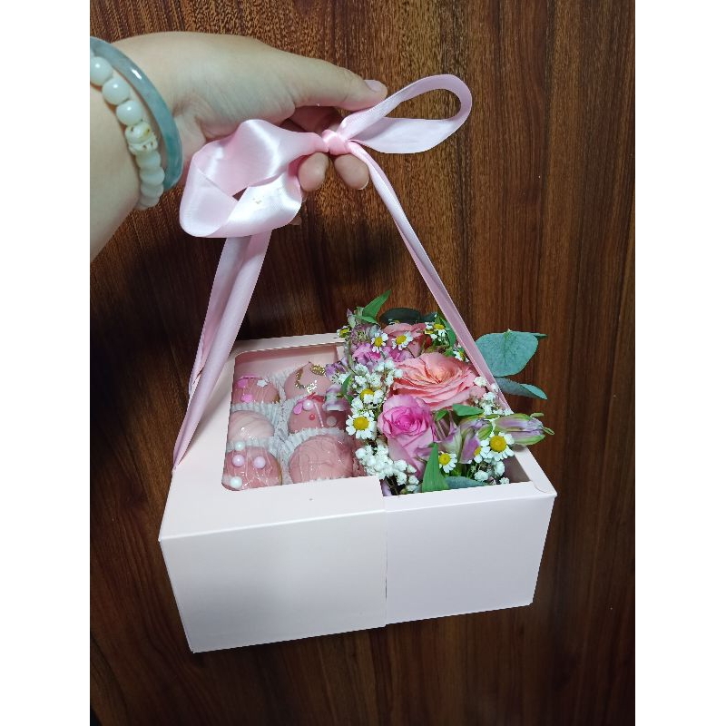 Hộp hoa tươi và bánh Su Singapore làm quà tặng