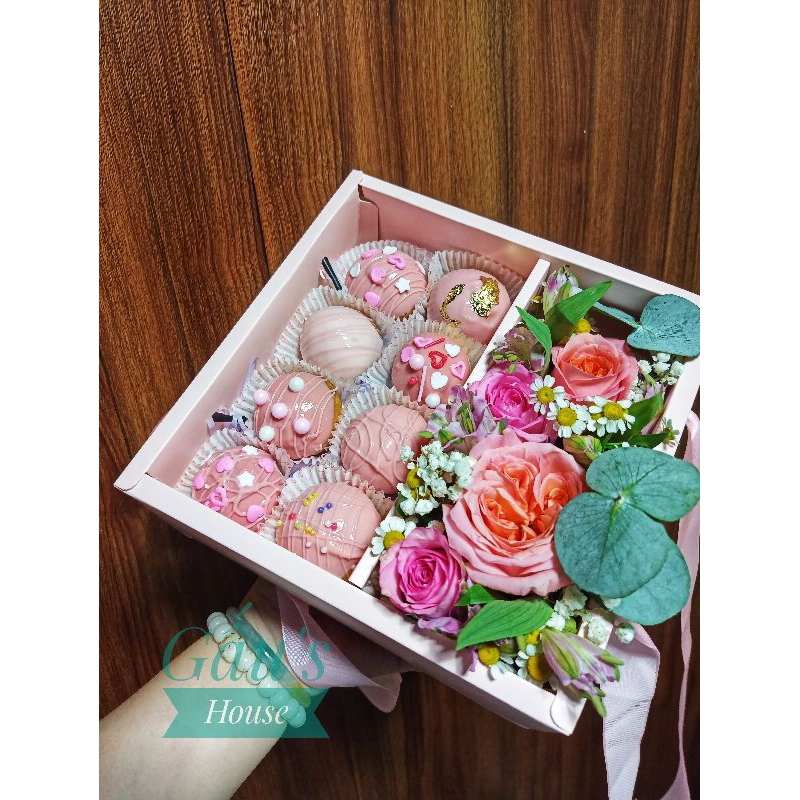 Hộp hoa tươi và bánh Su Singapore làm quà tặng