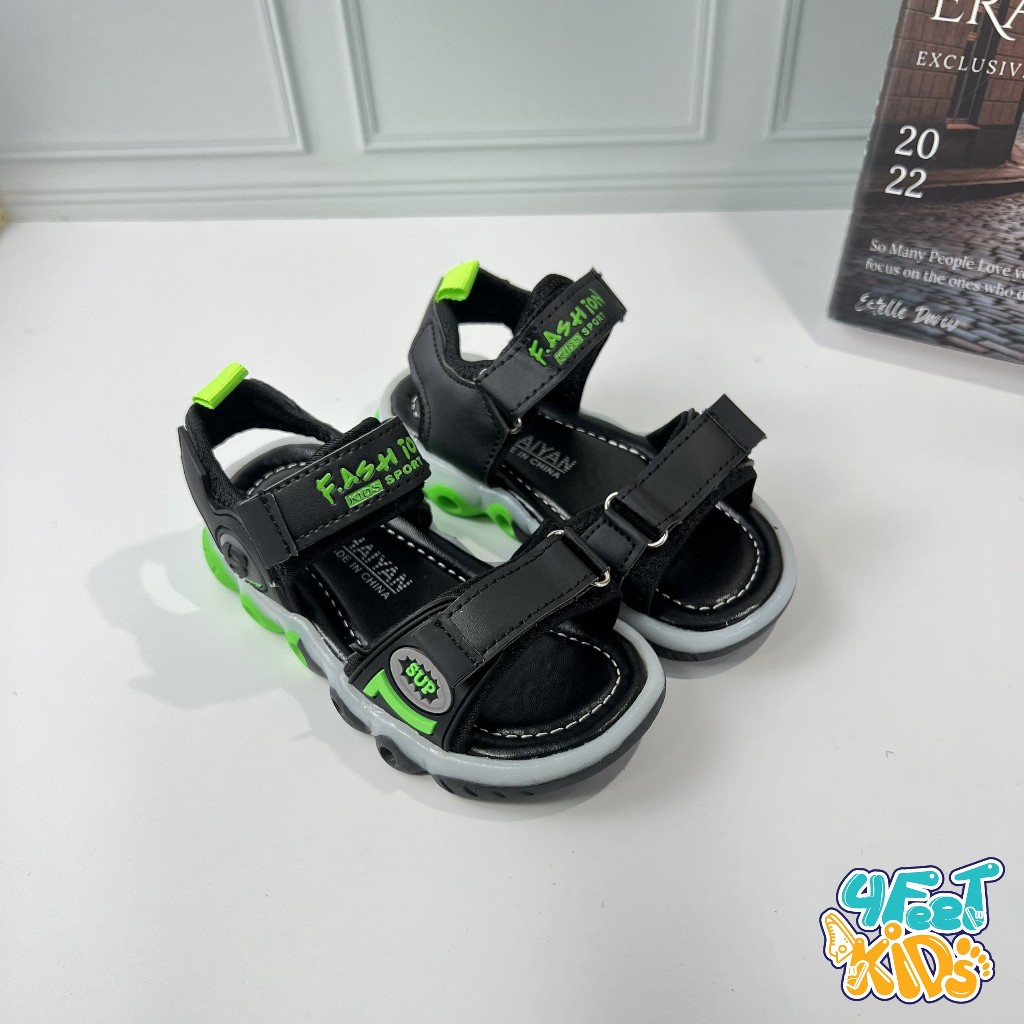 Sandal có đèn cho bé trai từ 1-5 Tuổi với đế mềm form dép ôm chân giúp bé bước đi thoải mái mà không sợ ngã