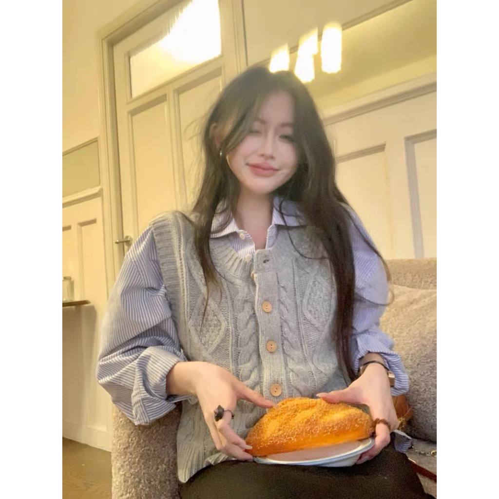 Set Đồ Nữ Áo Len Nữ Kiểu Áo Gile Len Màu Xám, Áo Sơ Mi Dài Tay Kẻ Sọc, Chân Váy Dài Qua Gối Set Đồ Nữ Đi Chơi SD689